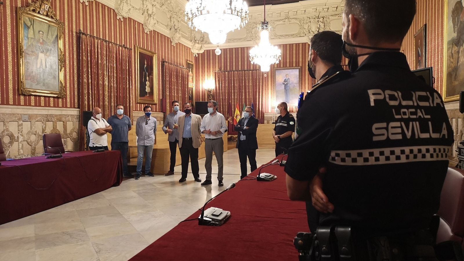 El alcalde, con los nuevos agentes.