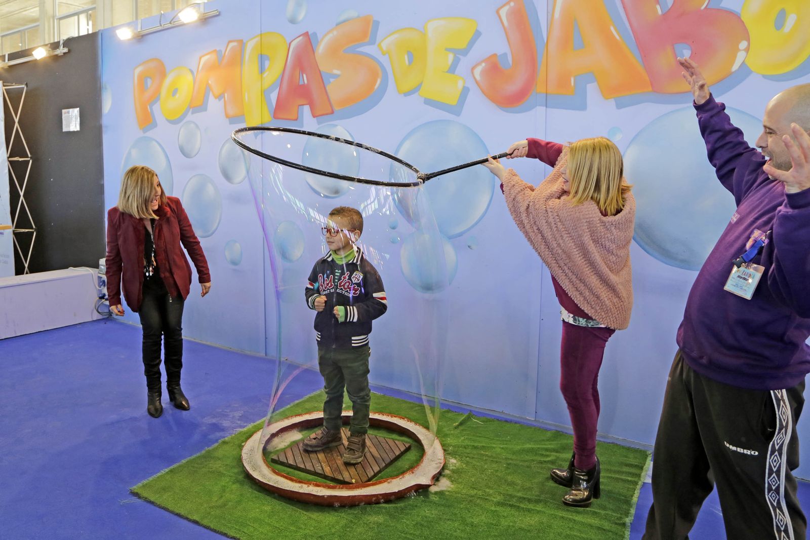 Irene García y Mamen Sánchez disfrutaron ayer como niñas en Juvelandia.