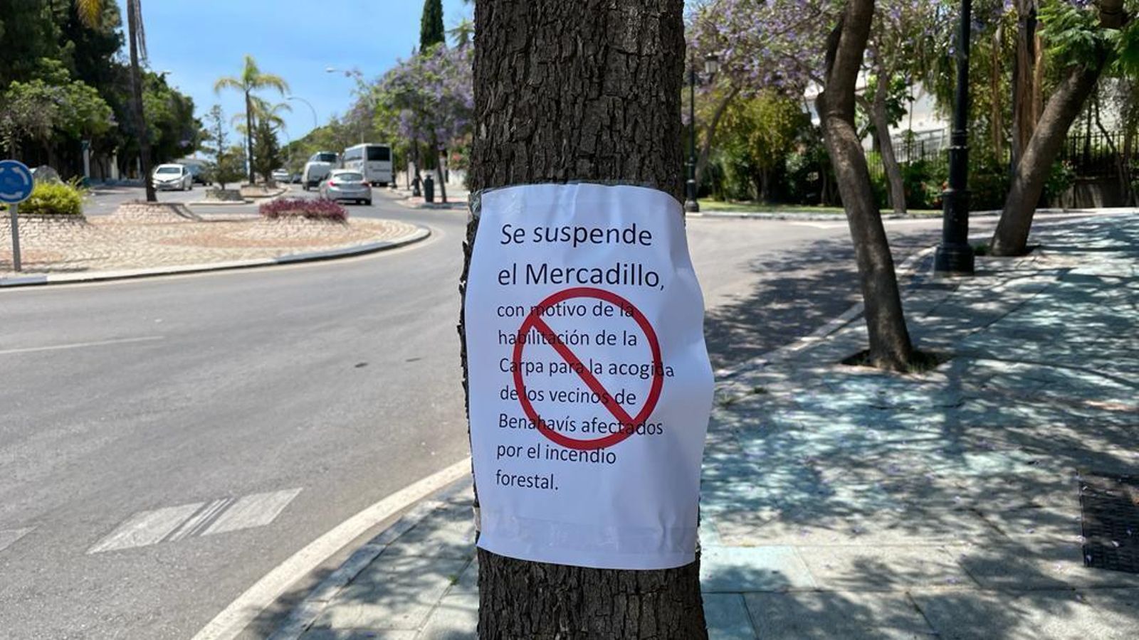 Cartel que anuncia que la suspensión del mercadillo.