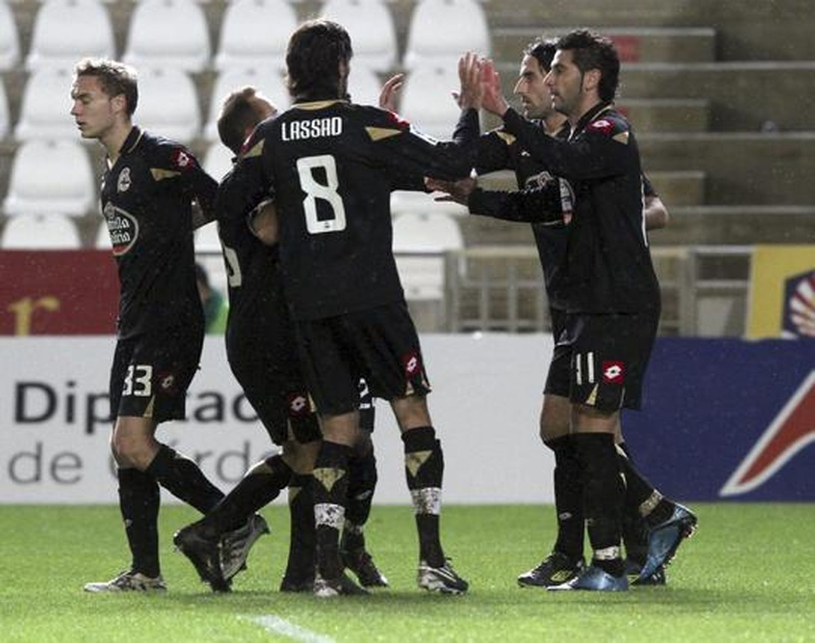 Los jugadores del Dépor celebran el gol de Ricky. / EFE