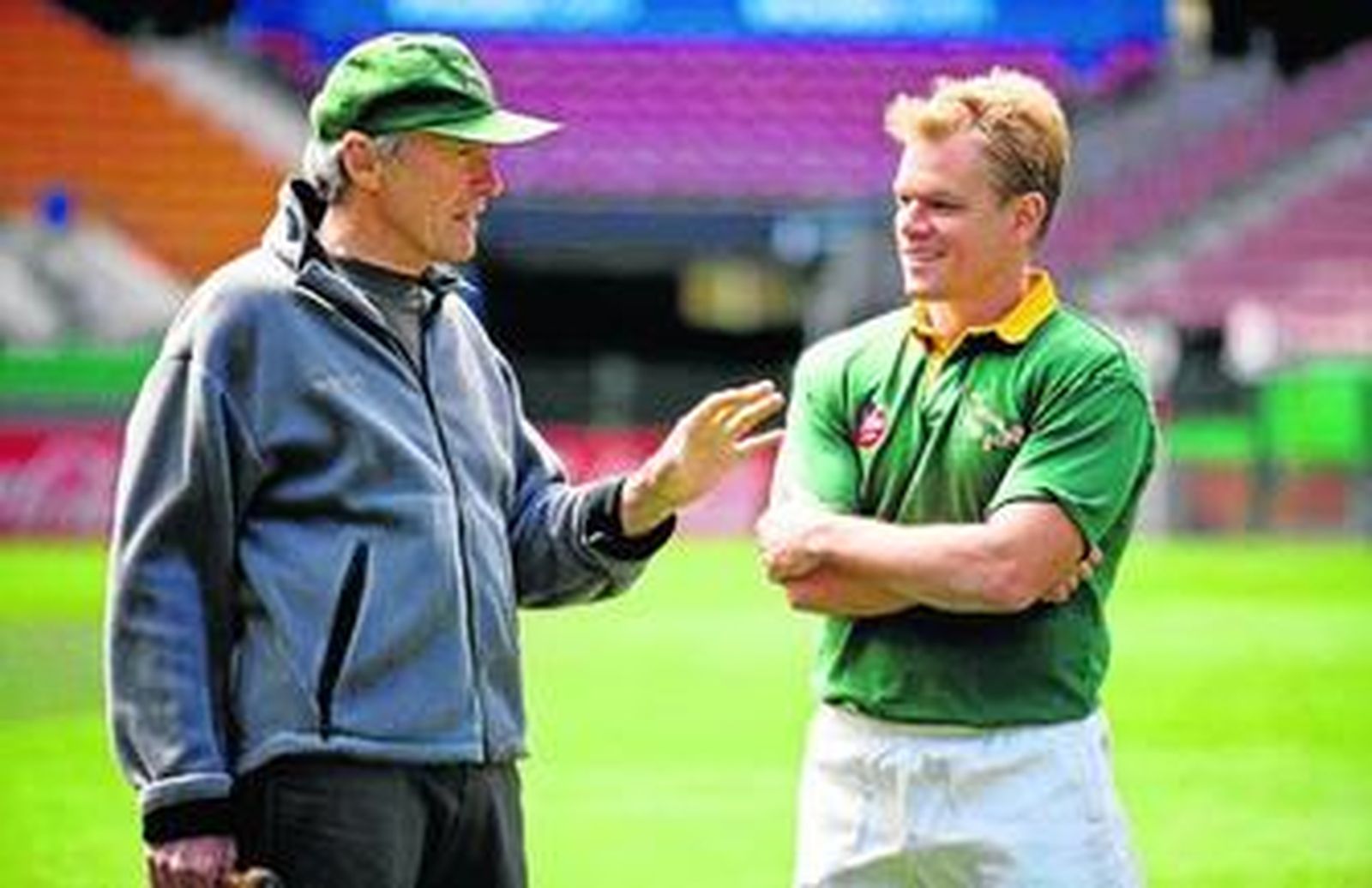 Clint Eastwood le da instrucciones a Matt Damon durante el rodaje de 'Invictus'.