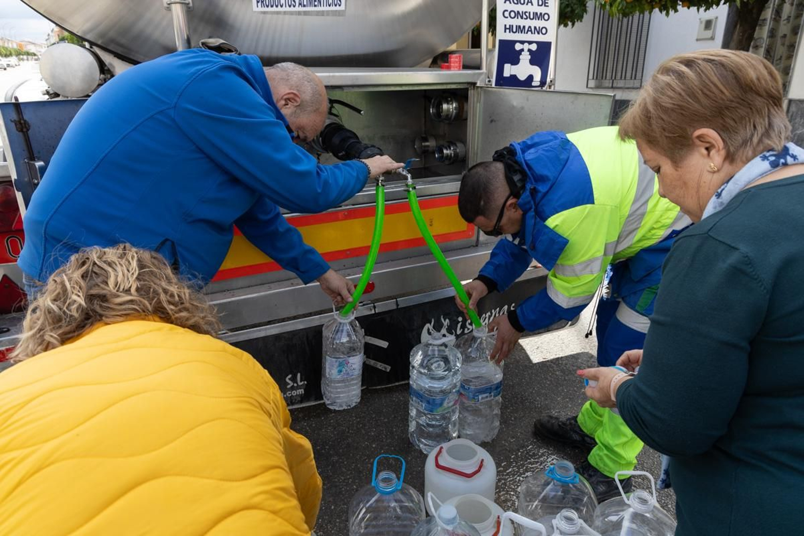 Reparten agua en Mote Lope Alvárez tras prohibir su consumo por presencia de bromato