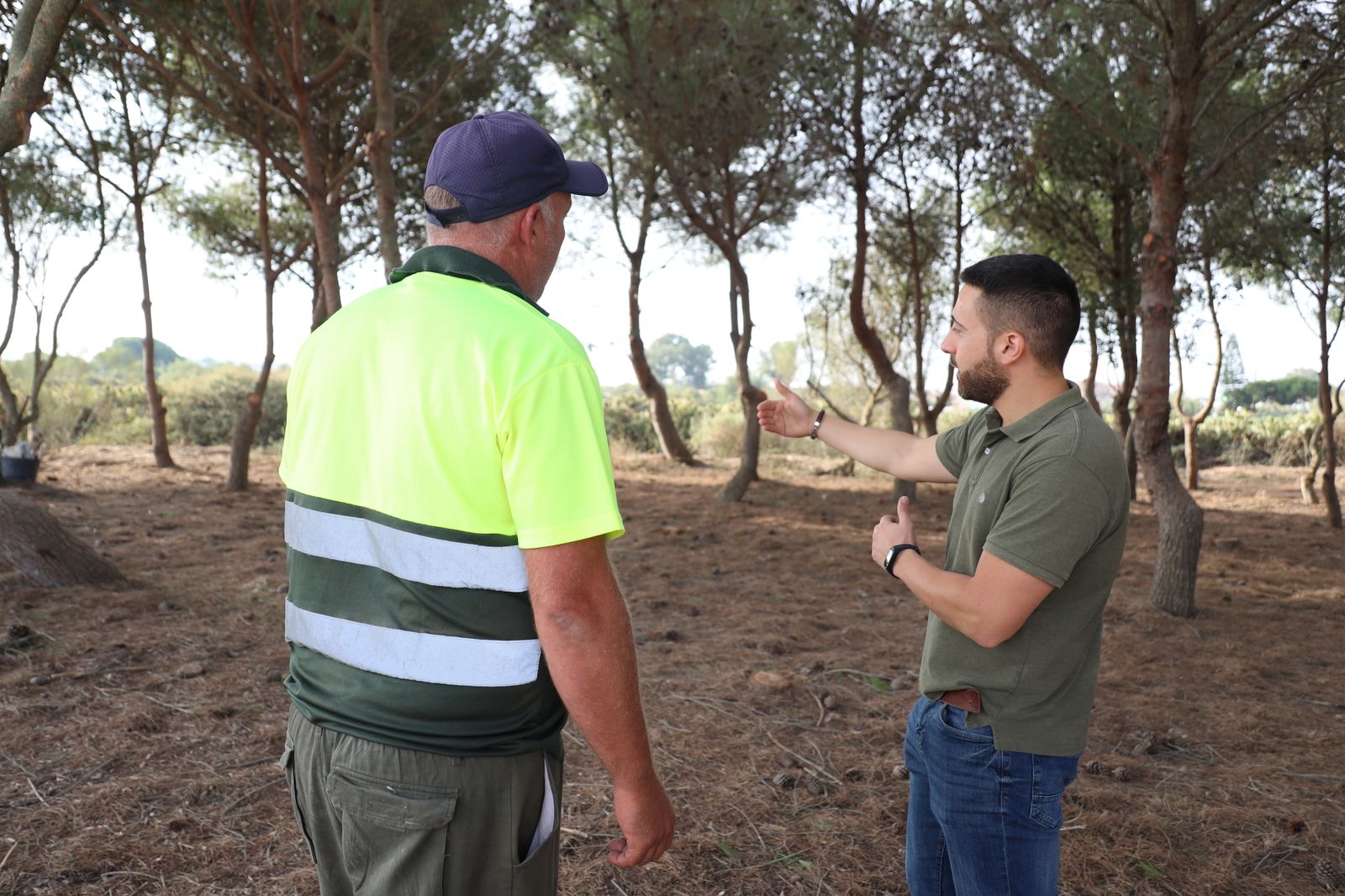 Pablo Gómez junto a un operario de la zona rehabilitada.