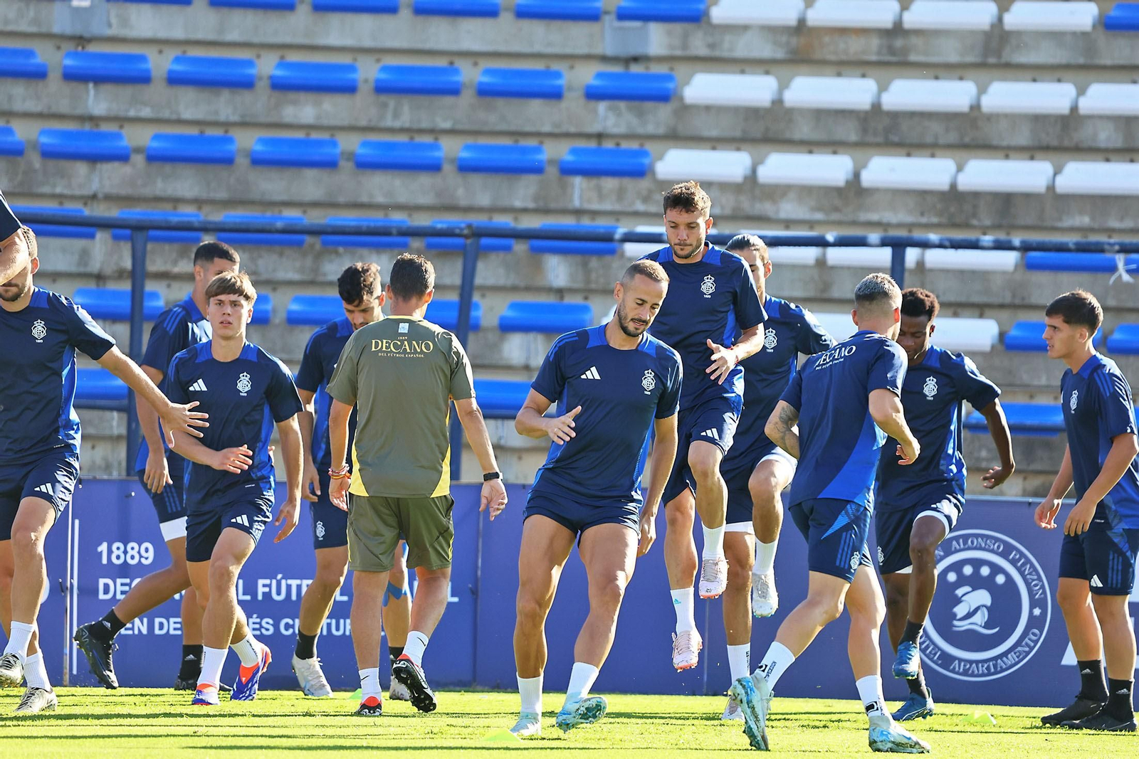 Jugadores del Recre durante un entrenamiento esta semana.