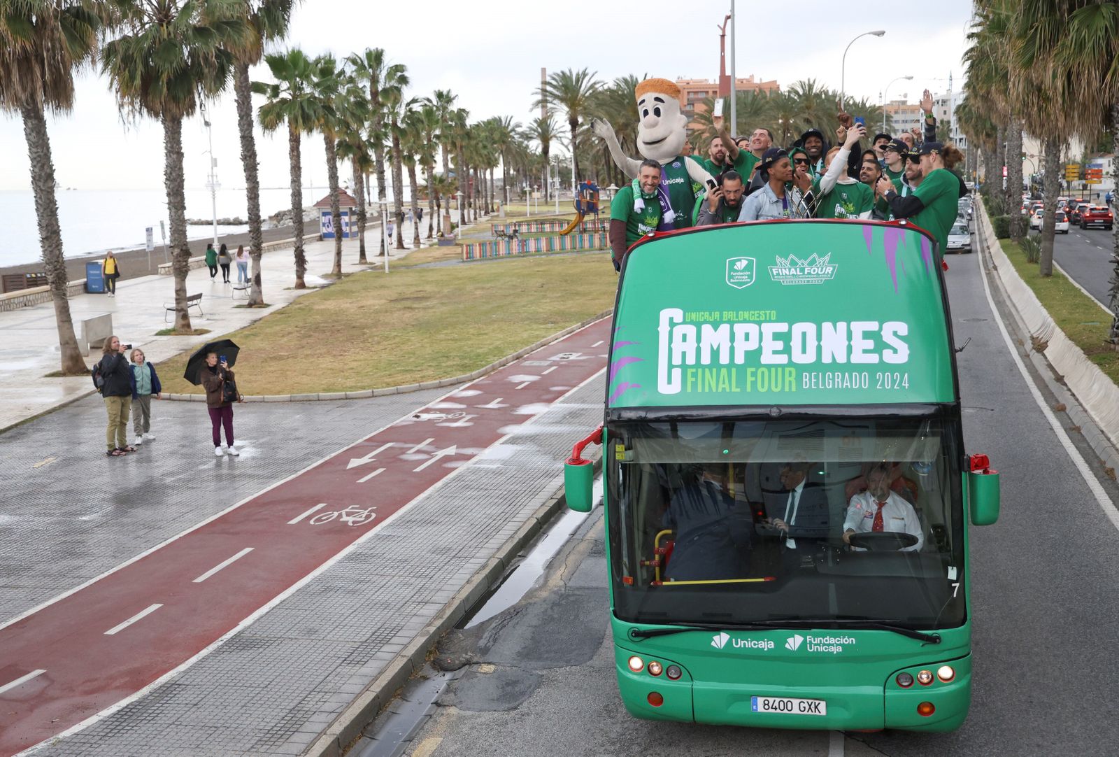El Unicaja celebra en las calles de Málaga el título de la BCL