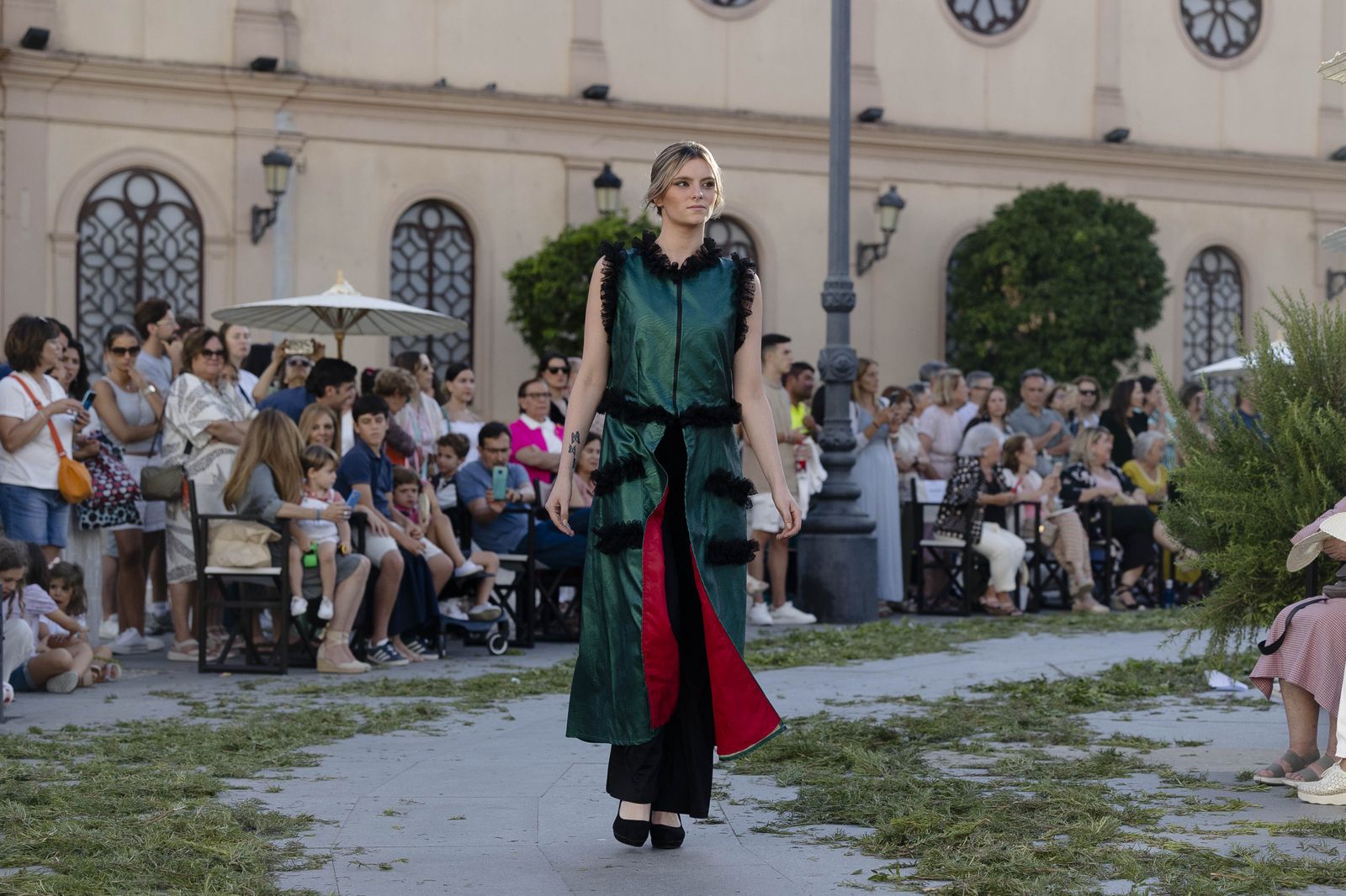 Imágenes del desfile "Cádiz de moda, Cádiz emprende" en la plaza de San Antonio.