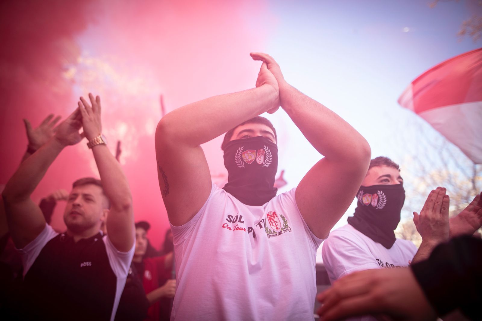 Encuéntrate en el recibimiento al Granada y en la grada de Los Cármenes