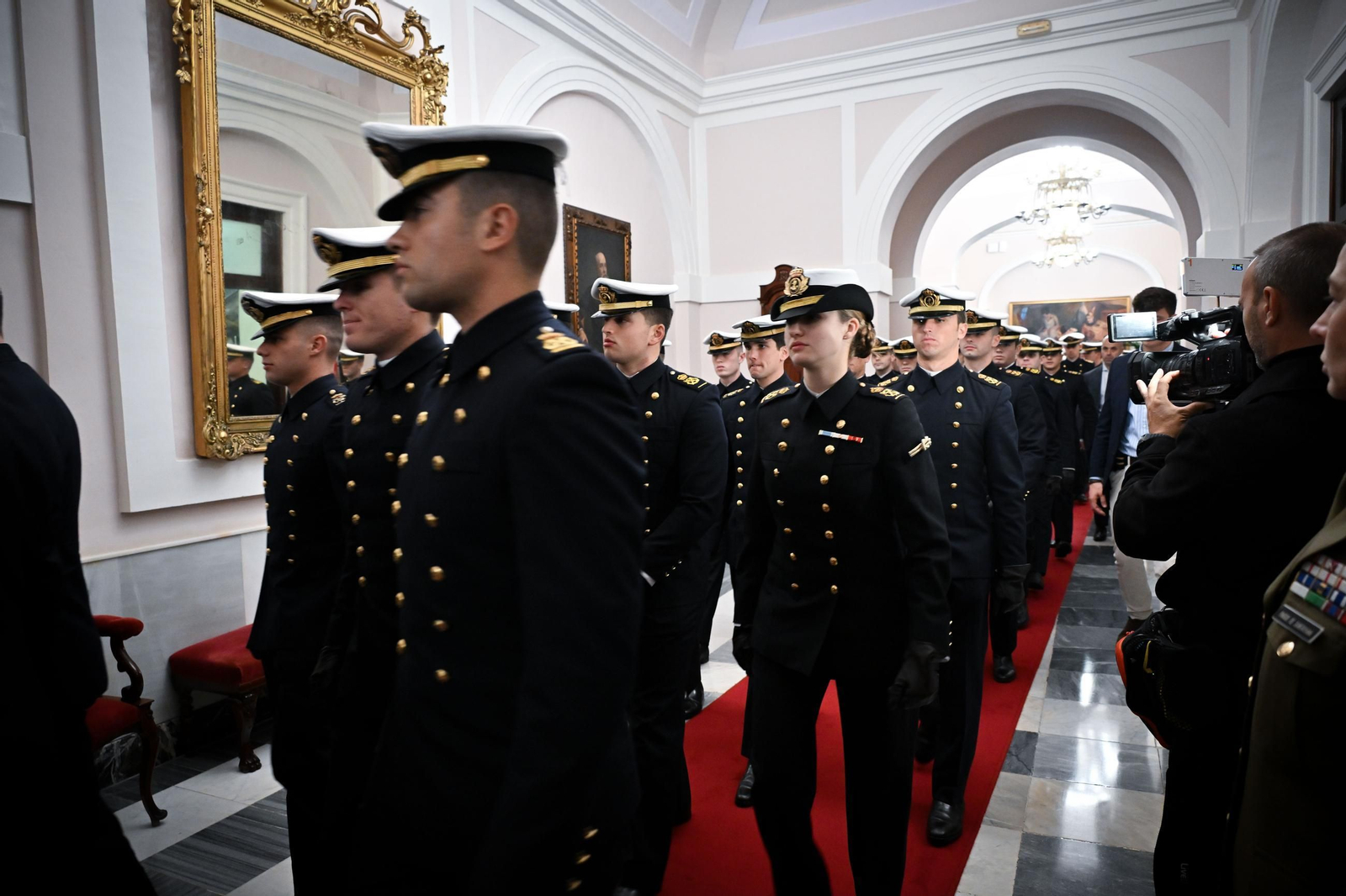 Las imágenes del recibimiento a los guardiamarinas del Elcano en el Ayuntamiento de Cádiz, con la Princesa Leonor