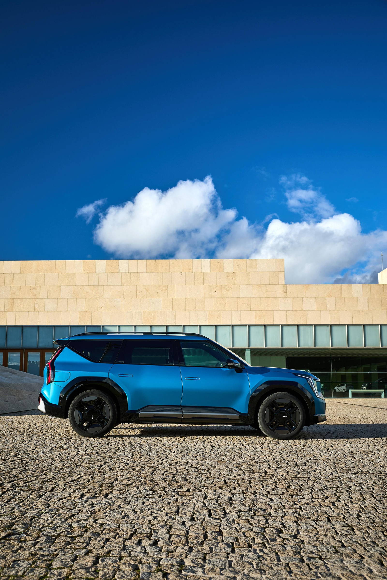 La batería en el EV9 se sitúa bajo el suelo del habitáculo, entre los dos ejes. Es una de las de mayor capacidad que hoy se encuentra entre los turismos a la venta.