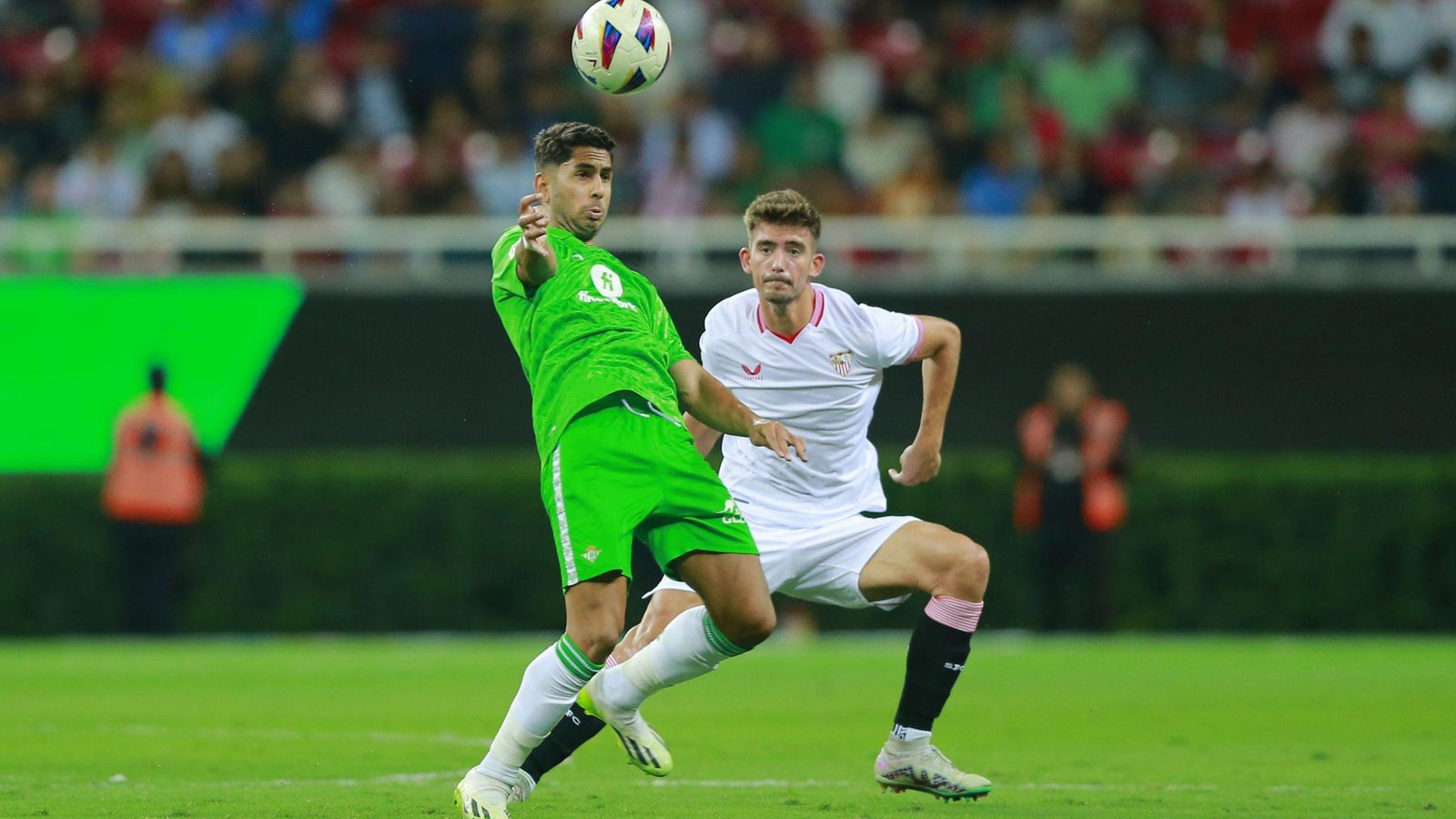Kike Salas vigila de cerca a Ayoze durante el derbi de Guadalajara.