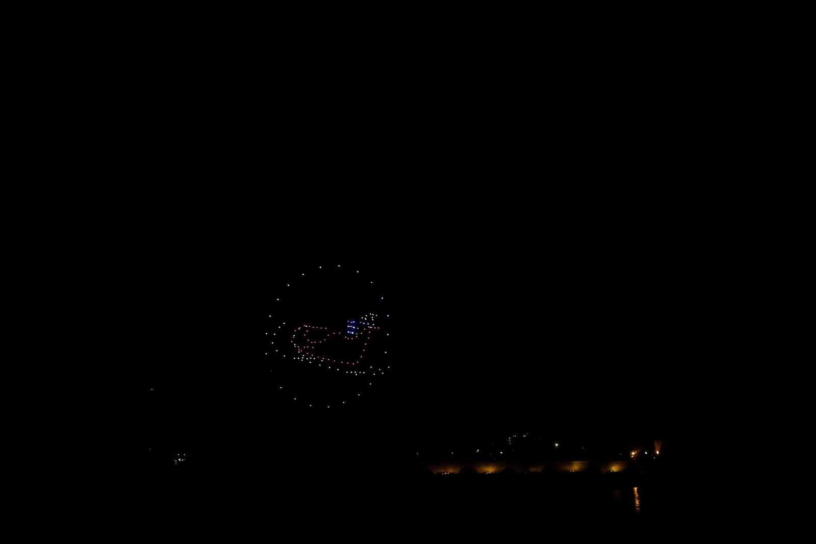 Un espectáculo de drones dibuja 'un cuento de Navidad' en el cielo de Córdoba