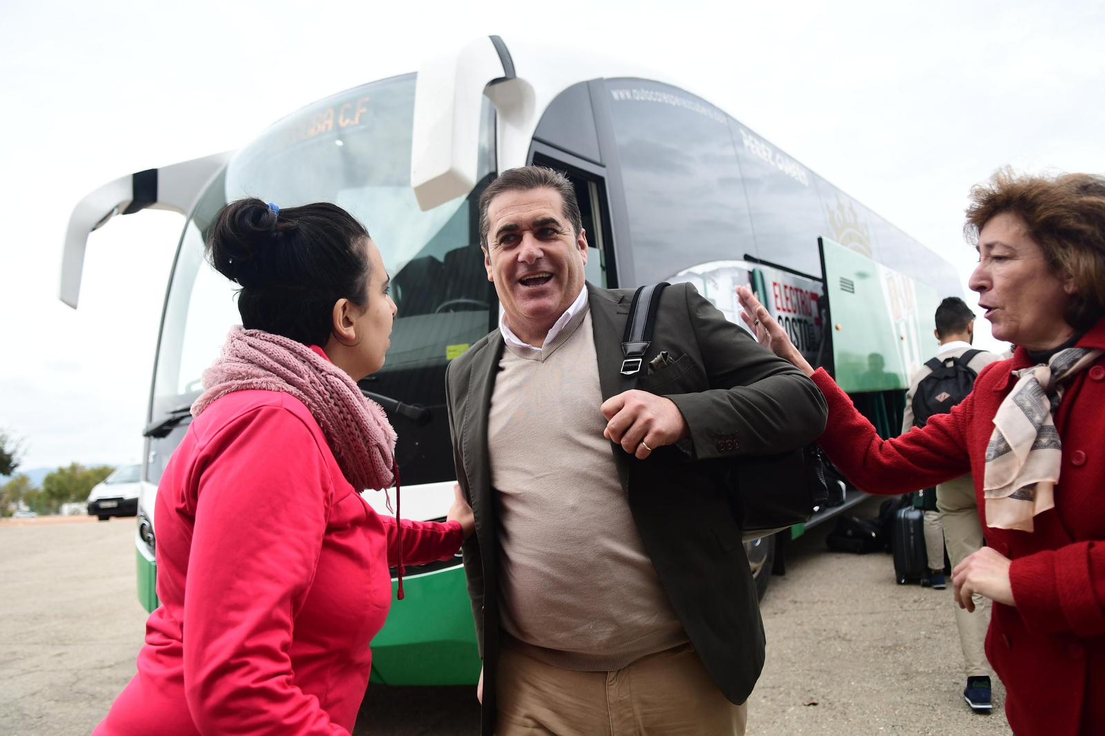José Ramón Sandoval recibe el cariño de dos aficionadas a la llegada del viaje a Palma.