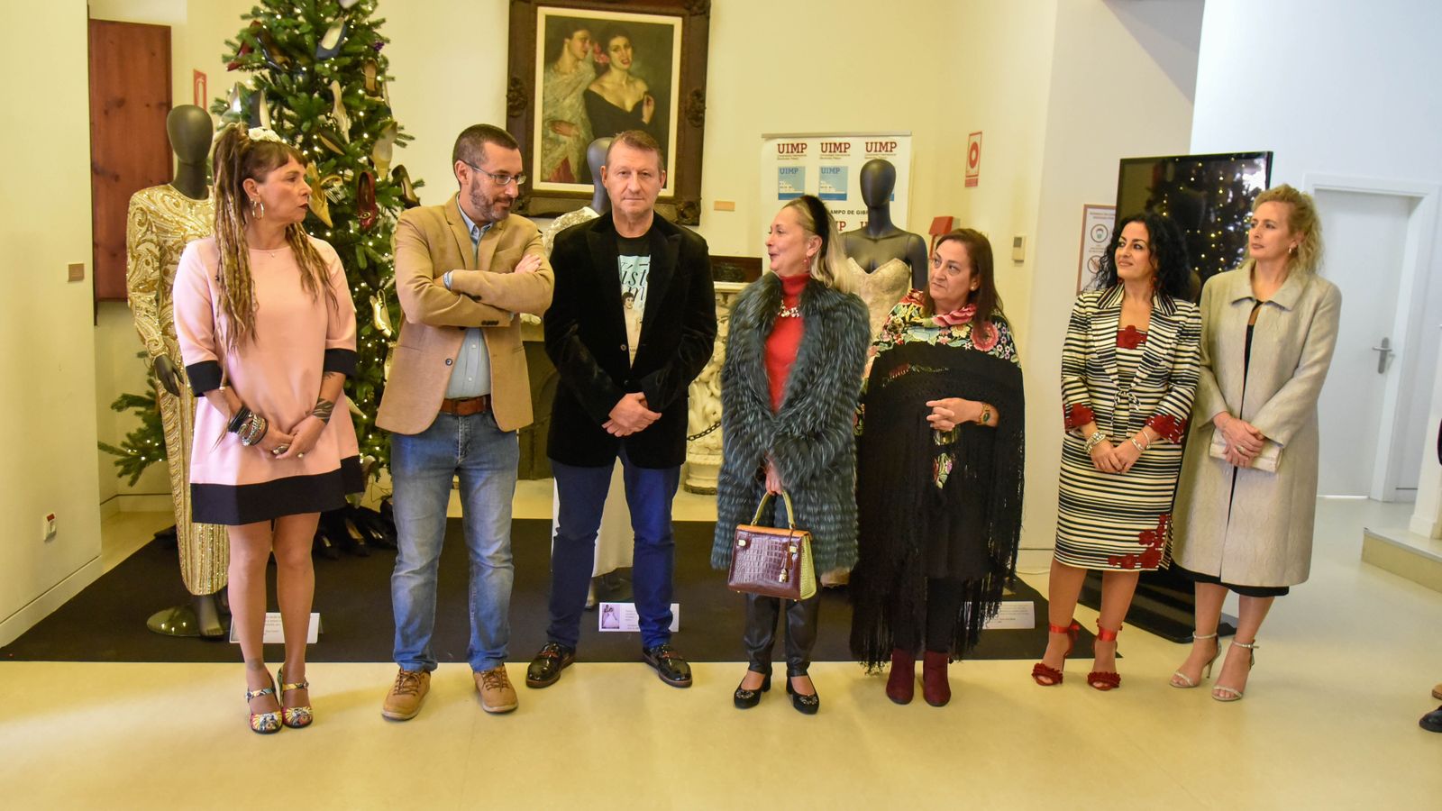 Exposición ' Vísteme: de la Alta Costura al Arte, 90 años de historia de la moda' en el Museo Cruz Herrera