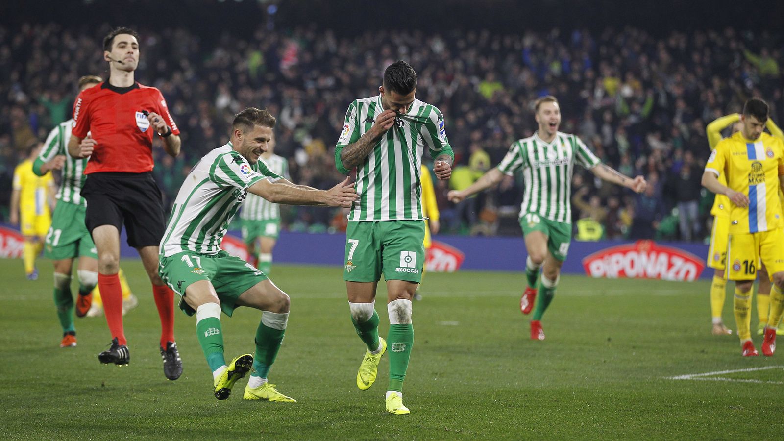 Joaquín felicita a Sergio León, que se besa el escudo.