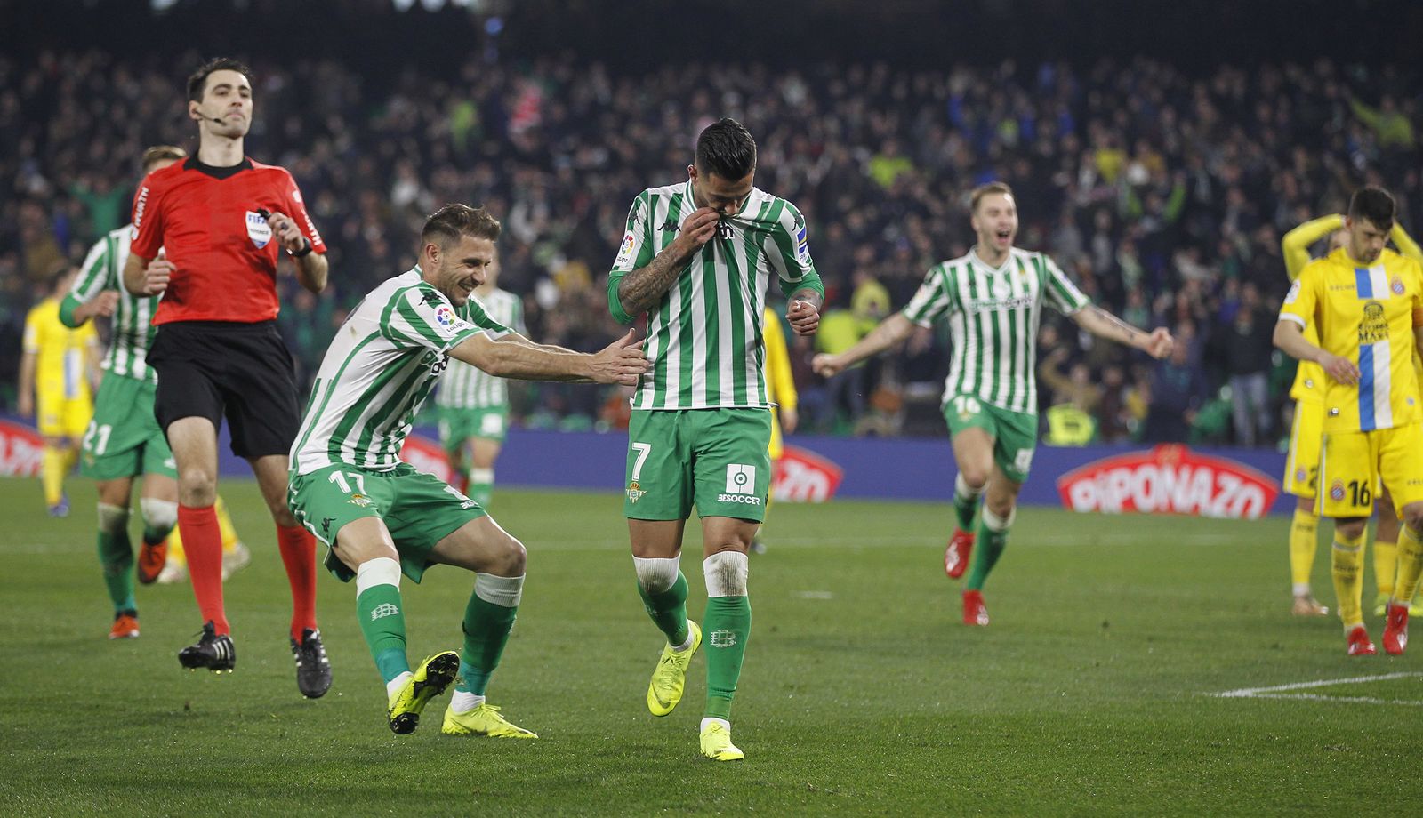 Joaquín felicita a Sergio León, que se besa el escudo.