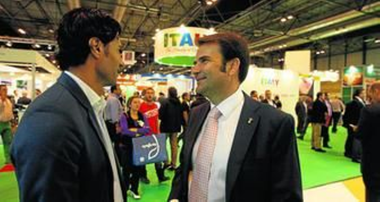 A la derecha, el gerente de Nature Choice, Antonio Jesús Romero, conversa con el comercial de Diario de Almería Jesús Martínez, en Fruit Attraction.