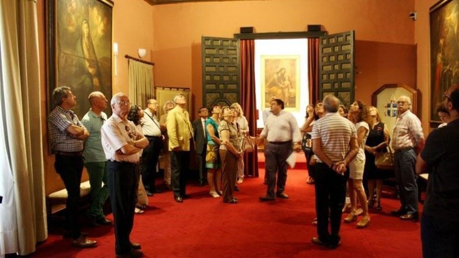 Un grupo de visitantes en una de las estancias del Palacio Arzobispal.