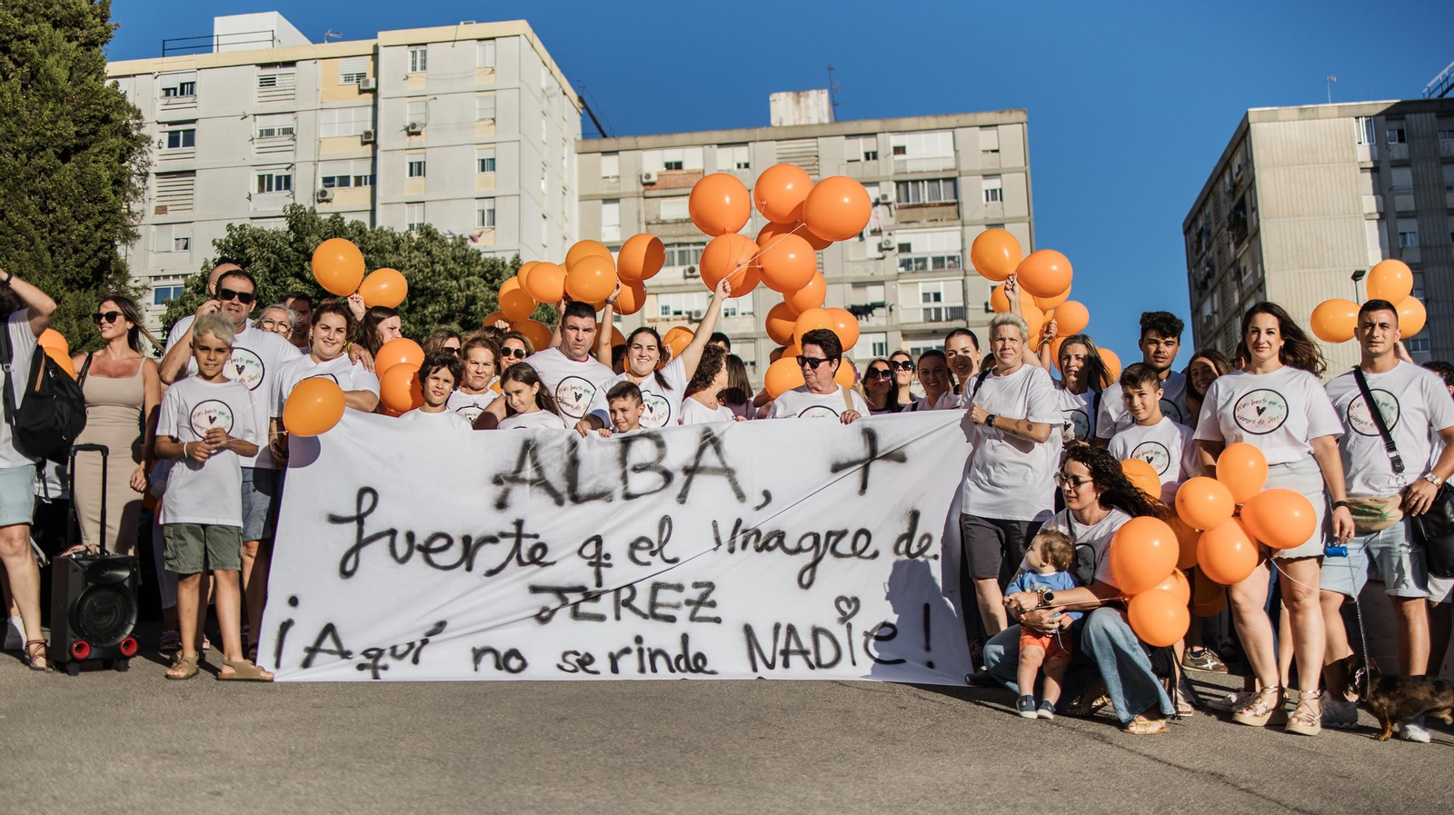 Familia y amigos de Alba Barrera la sorprenden a los pies de su habitación en el Hospital de Jerez