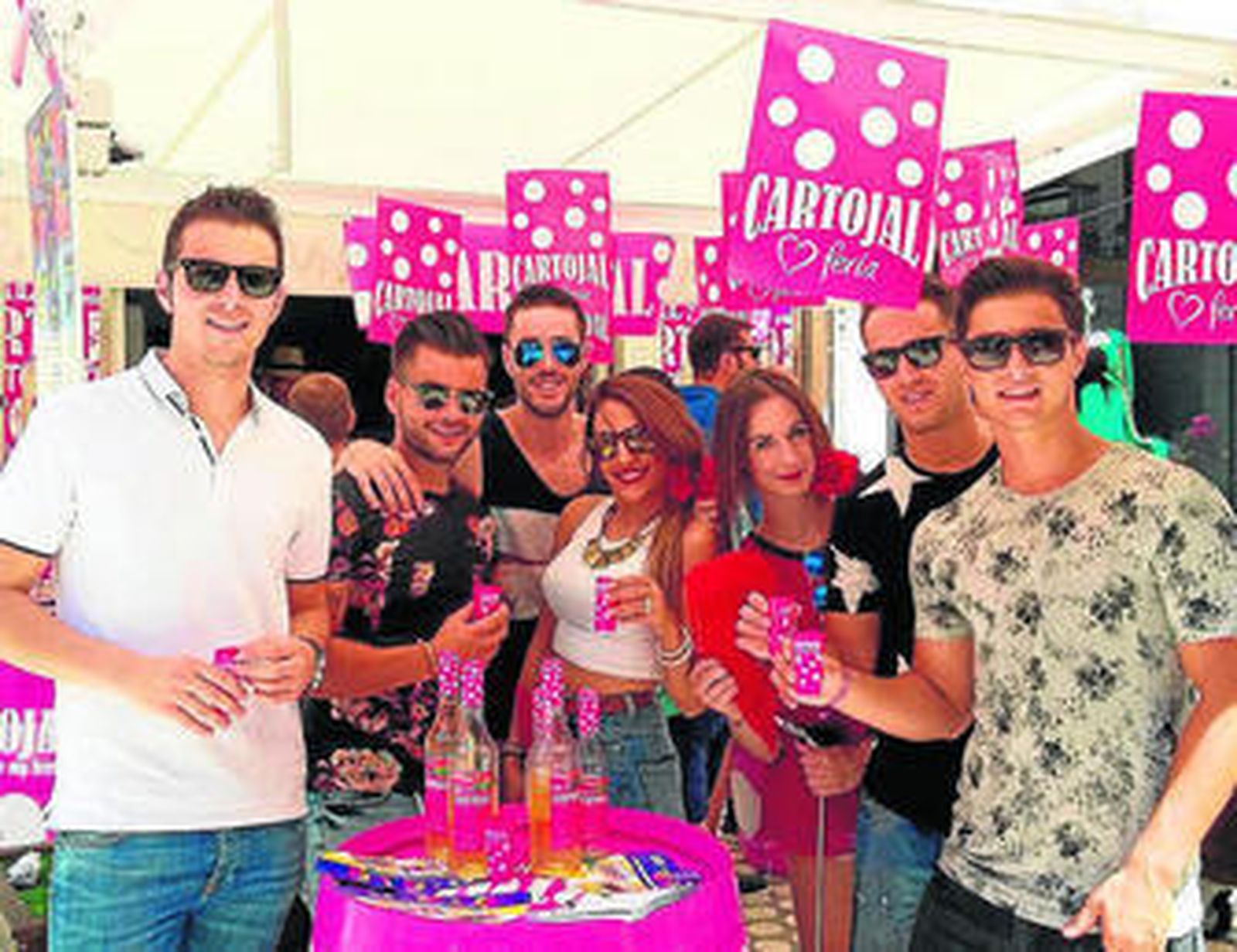 Un grupo de amigos con varias botellas de Cartojal.