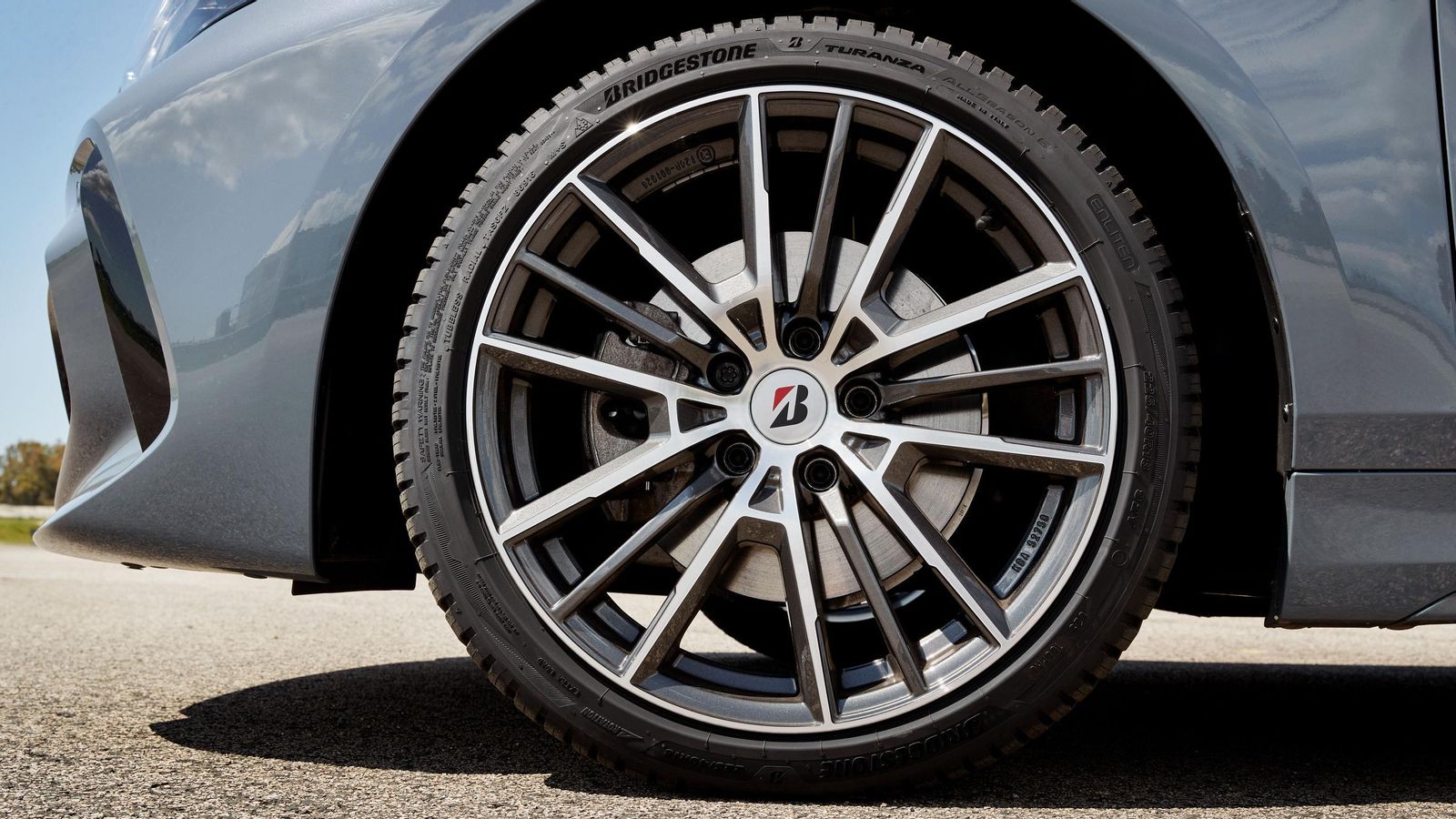 Más allá de que encajen en el tamaño de la llanta de que disponemos, no todos los neumáticos son homologables para nuestro coche. Conviene tenerlo en cuenta para no llevarnos rechazos en la ITV, por ejemplo.