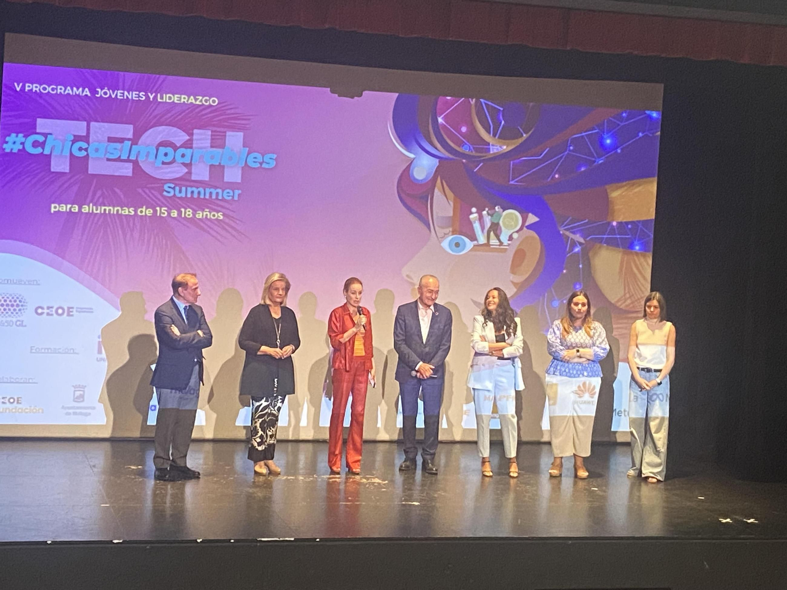 Javier González de Lara, Fátima Báñez, Gloria Lomana, Francisco de la Torre, Alicia Izquierdo, Mercedes Martín y Patricia Gabaldón en la inauguración de 'Chicas Imparables' en La Caja Blanca