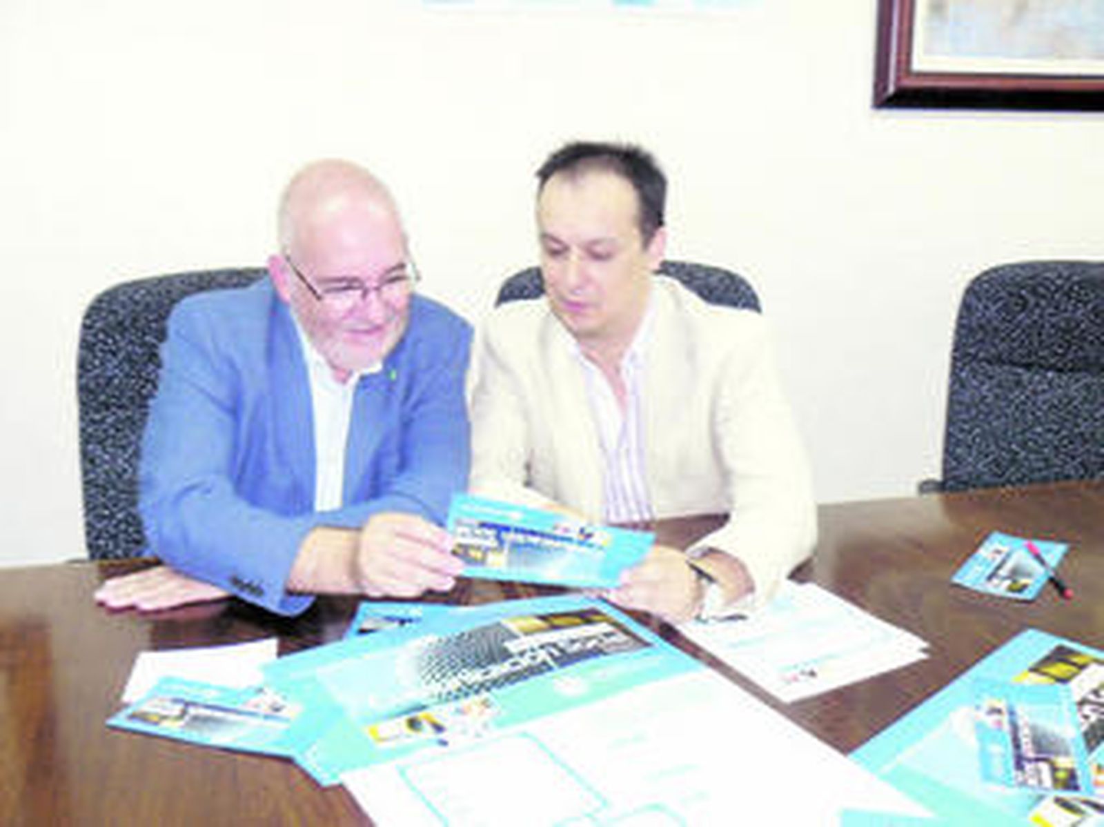 El decano de Humanidades, Manuel López, junto al profesor Rafael Quirosa-Cheyrouze, hojea el folleto.