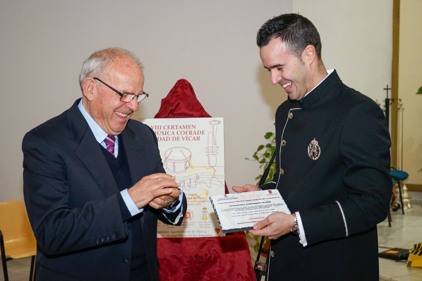 La AM de Las Angustias de Vícar viste de gala su música con un nuevo uniforme