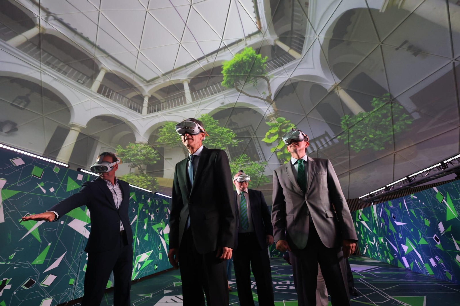 El presidente de la Fundación Unicaja, José Manuel Domínguez, en el interior del domo de la plaza de la Marina.