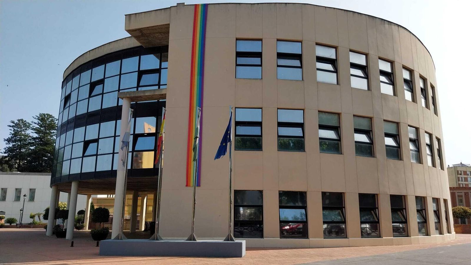 Gran bandera multicolor en el Ayuntamiento de La Línea.