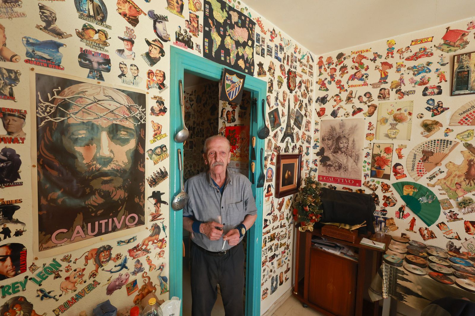 González en su casa repleta de pegatinas.