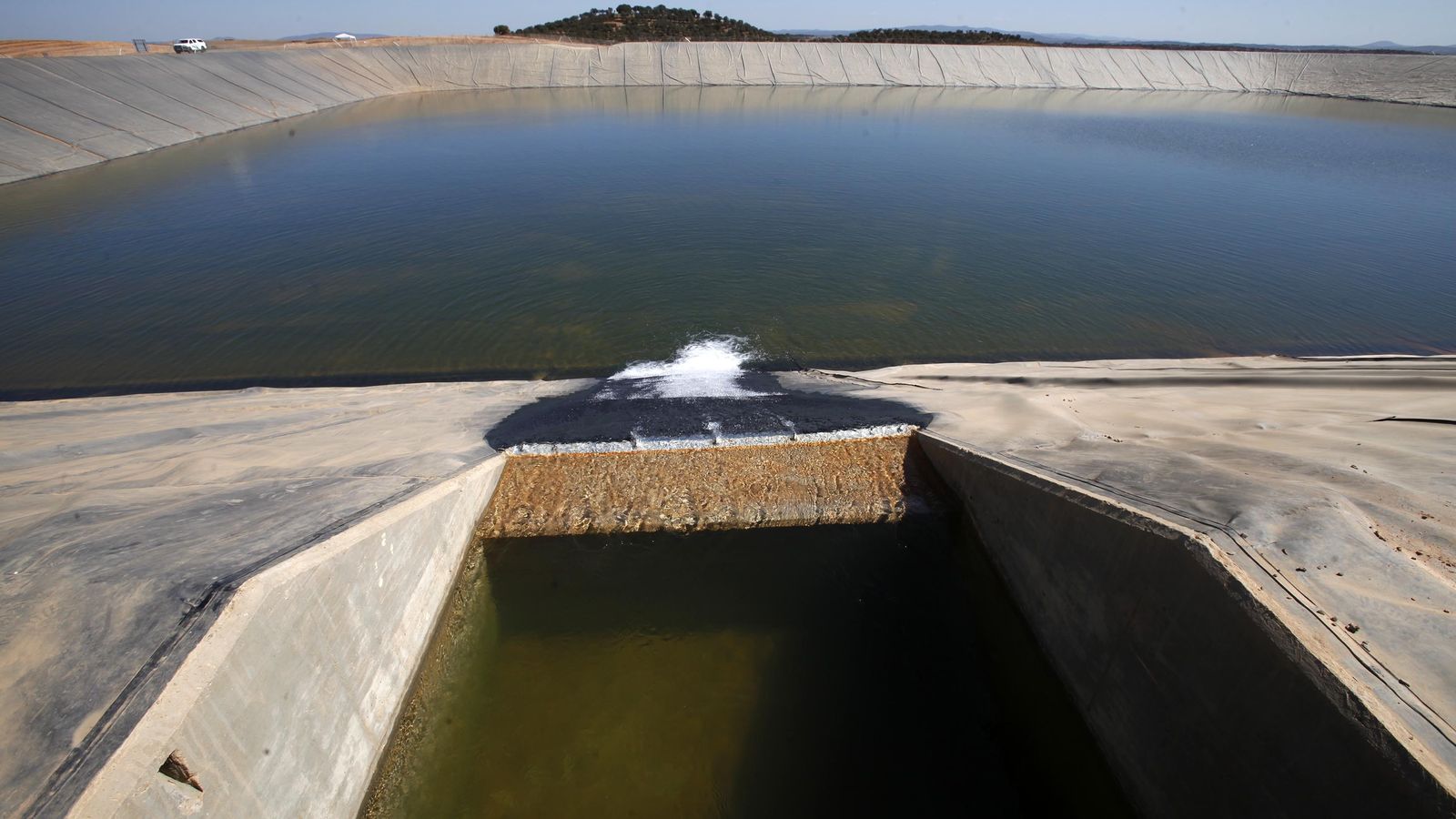 Llegada del agua a la gran balsa para riego habilitada en Paymogo.