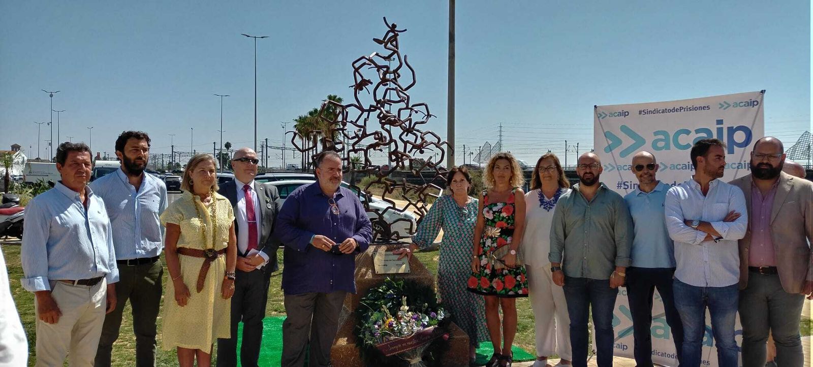 El nuevo monumento, rodeado por las autoridades y colectivos presentes en la inauguración.