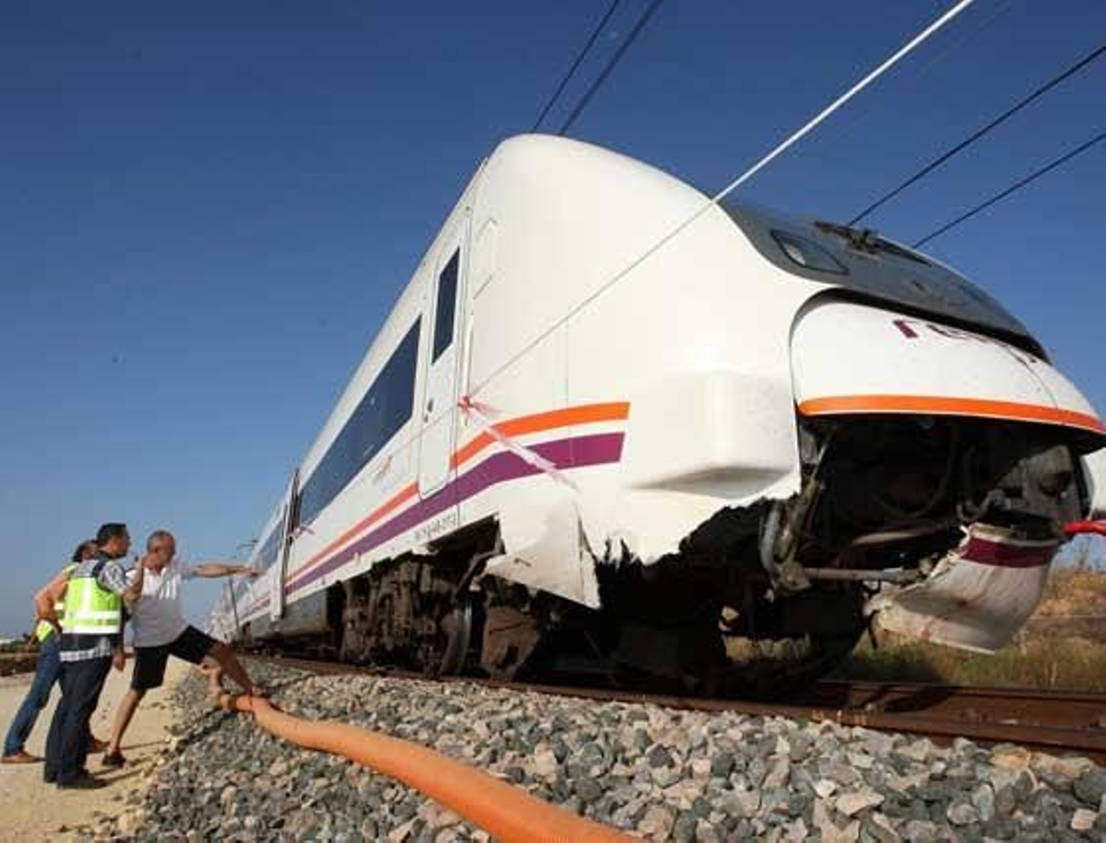 El maquinista comenta con dos policías los desperfectos causados por la colisión.

Foto: Juan Carlos Toro