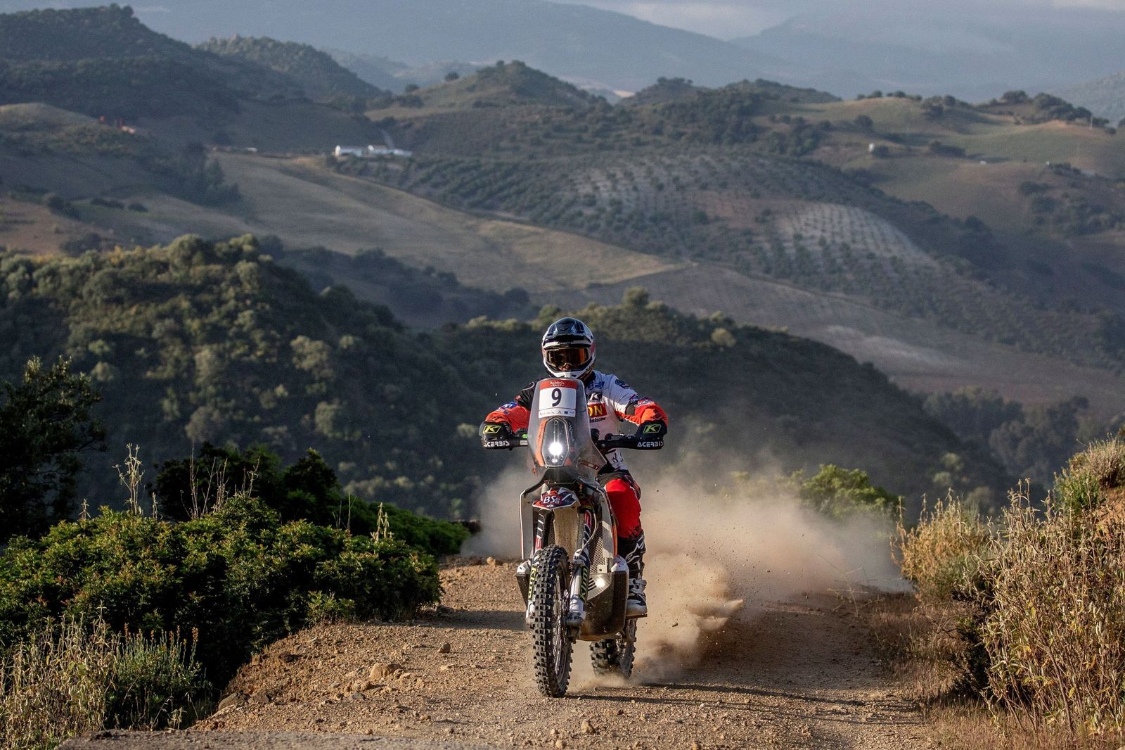 Los grandes del Dakar enseñan el paisaje rural de Andalucía