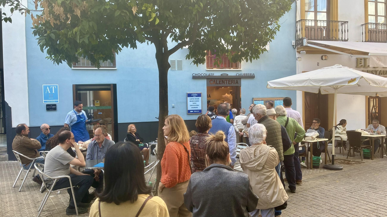 Cola de espera para comprar calentitos en la mañana de ayer domingo.