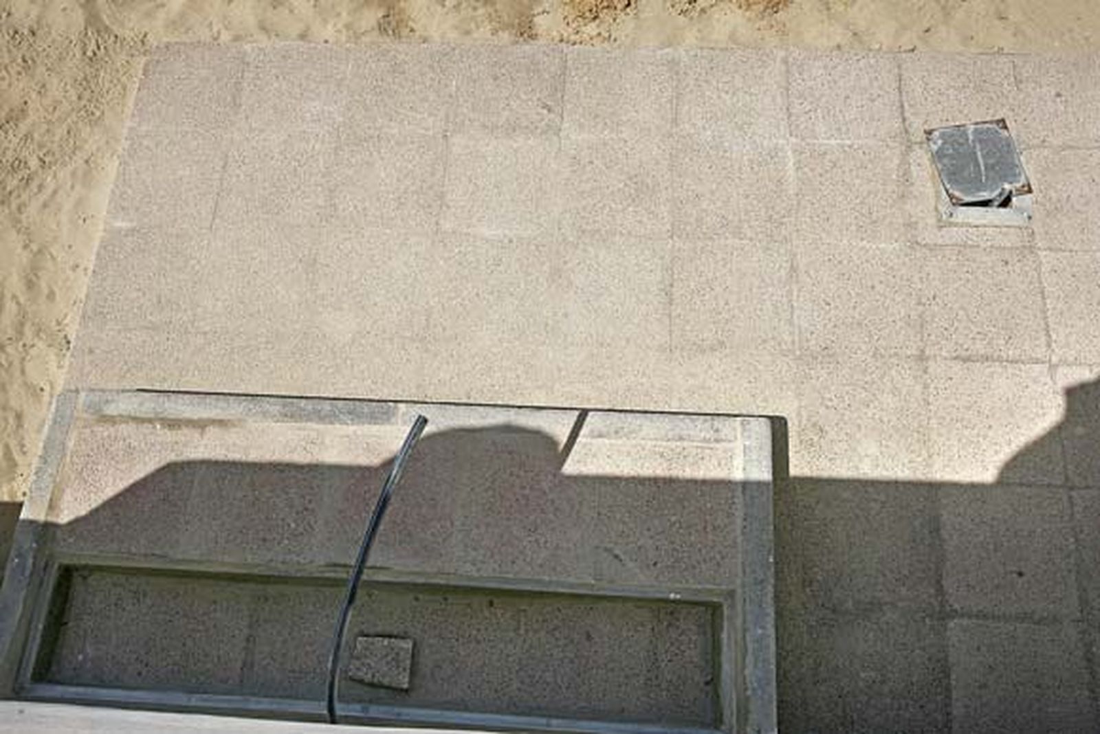 Decenas de operarios se afanan estos días por dejar la zona estrella del verano gaditano en perfecto estado./Joaquín Pino

Foto: Joaquin Pino