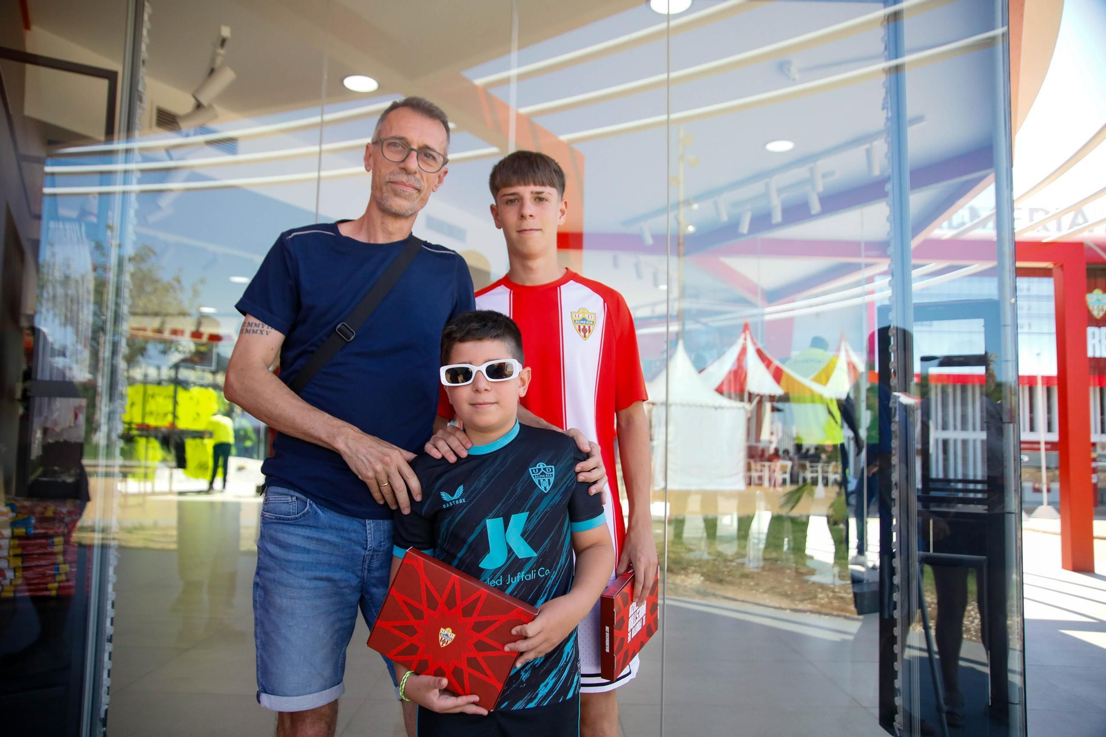 Las imágenes de la campaña de abonos de la UDA y apertura de la tienda del club