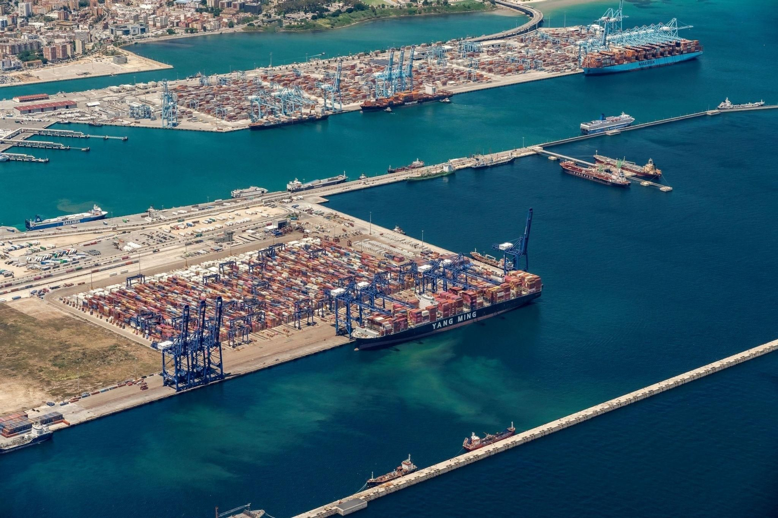 Foto en vista aérea de las terminales de APM TTI Puerto de Algeciras .