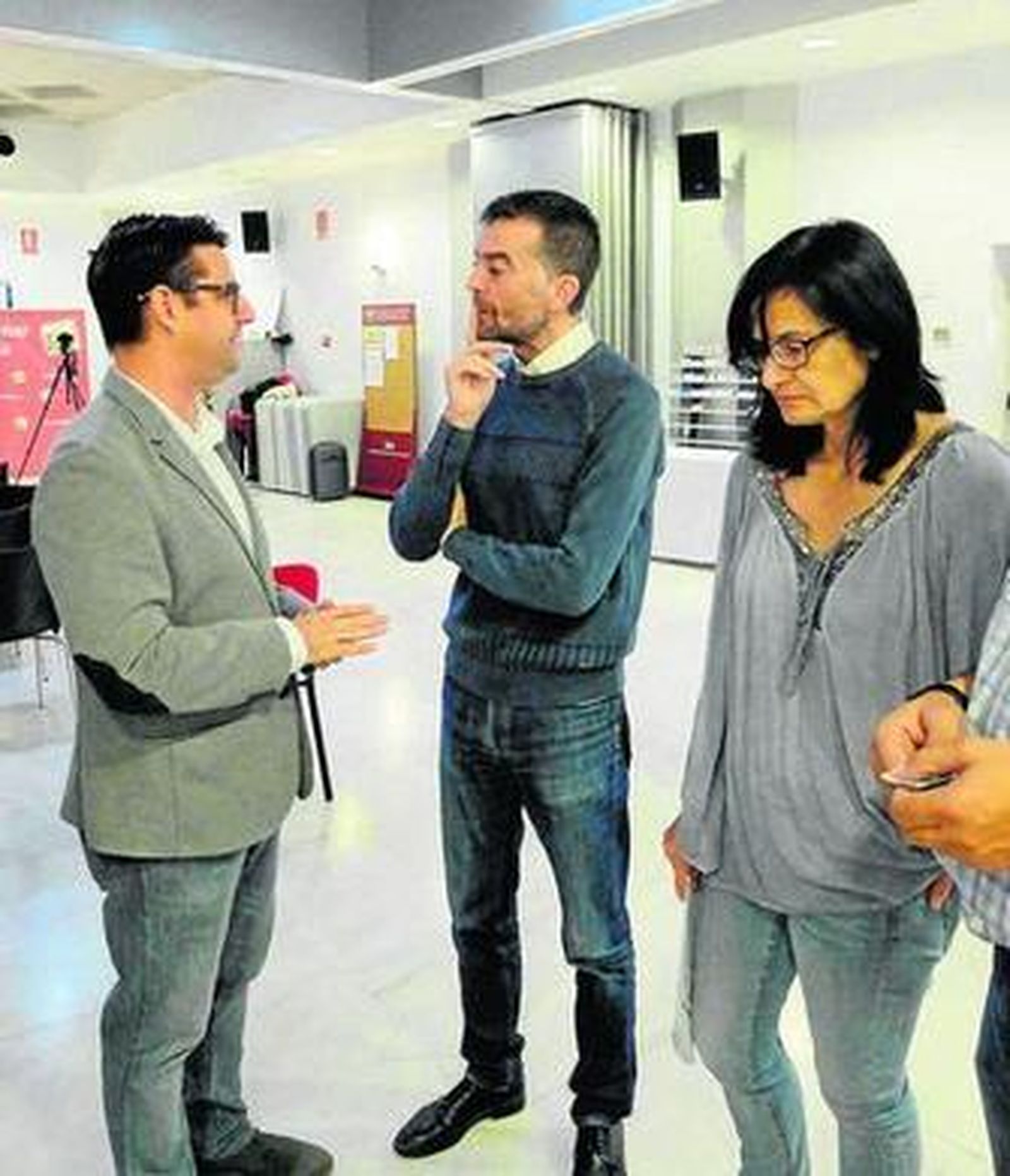 Pedro García conversa con Antonio Maíllo y Amparo Pernichi.