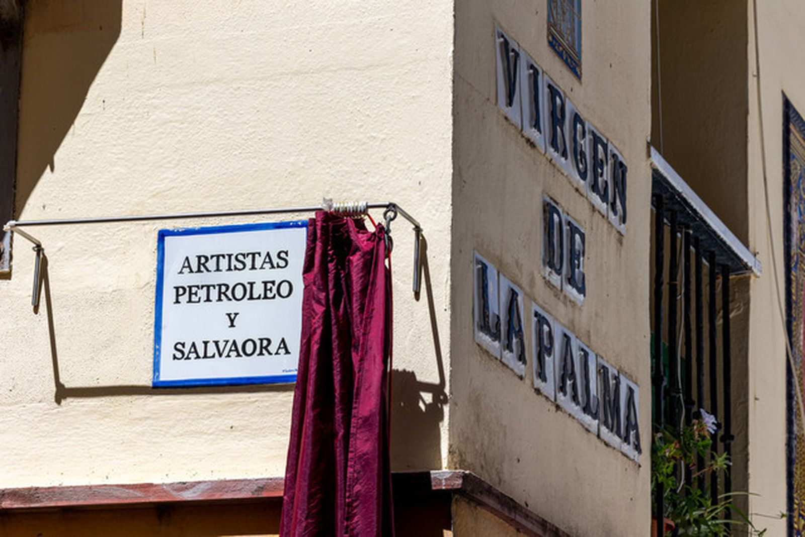 Una calle que fue de un santo, ahora de dos artistas