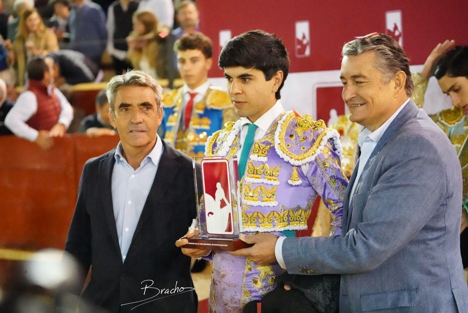 Sergio Sánchez recoge el trofeo como triunfador de la Liga Nacional de Novilladas de manos de Antonio Sanz y Victorino Martín.