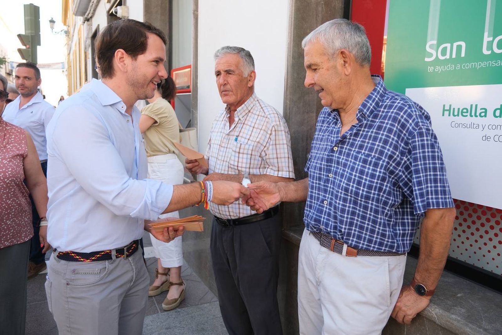 Fernando Priego durante el reparto de propaganda electoral del PP.