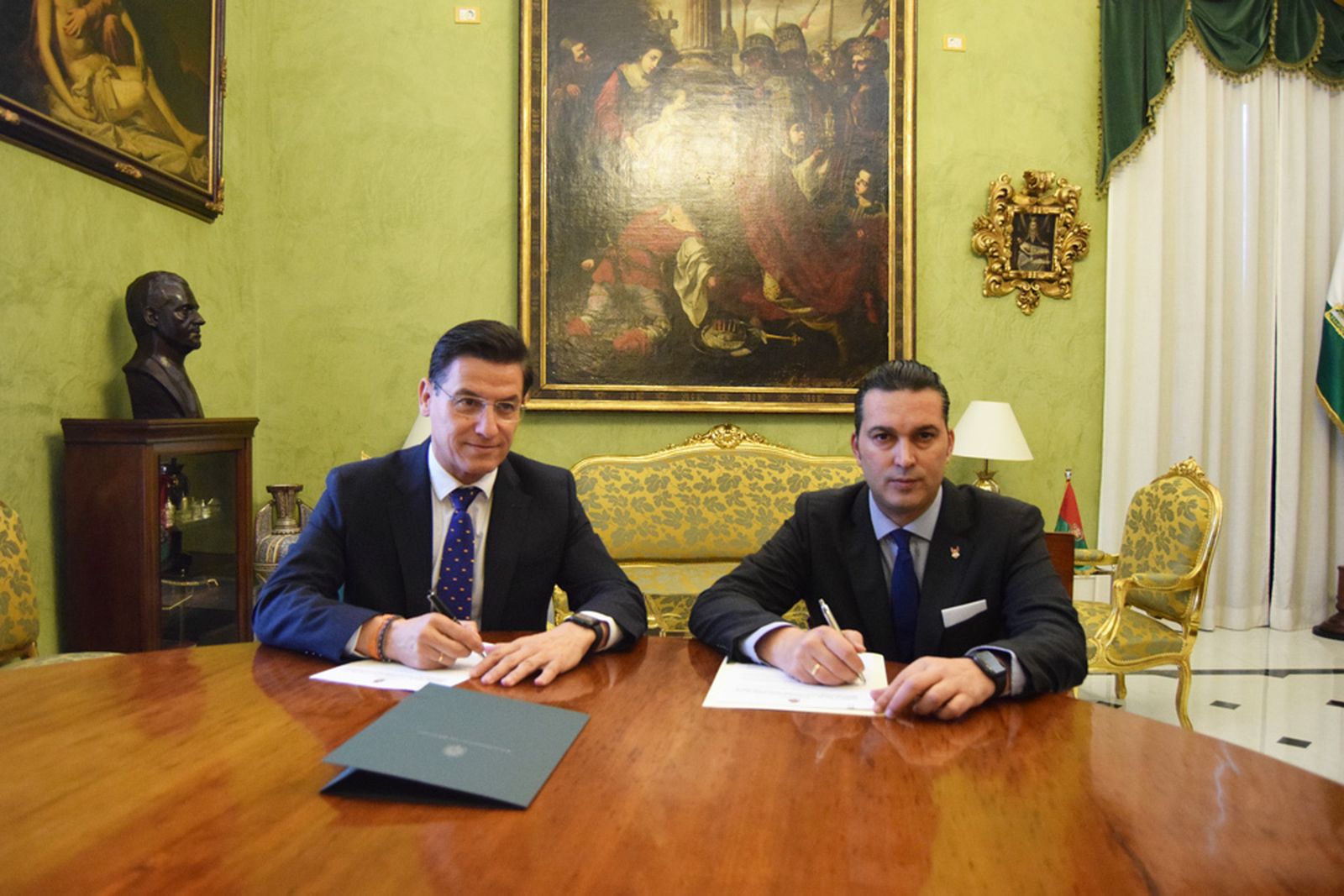 Luis Salvador y Óscar Fernández-Arenas durante la firma del acuerdo.