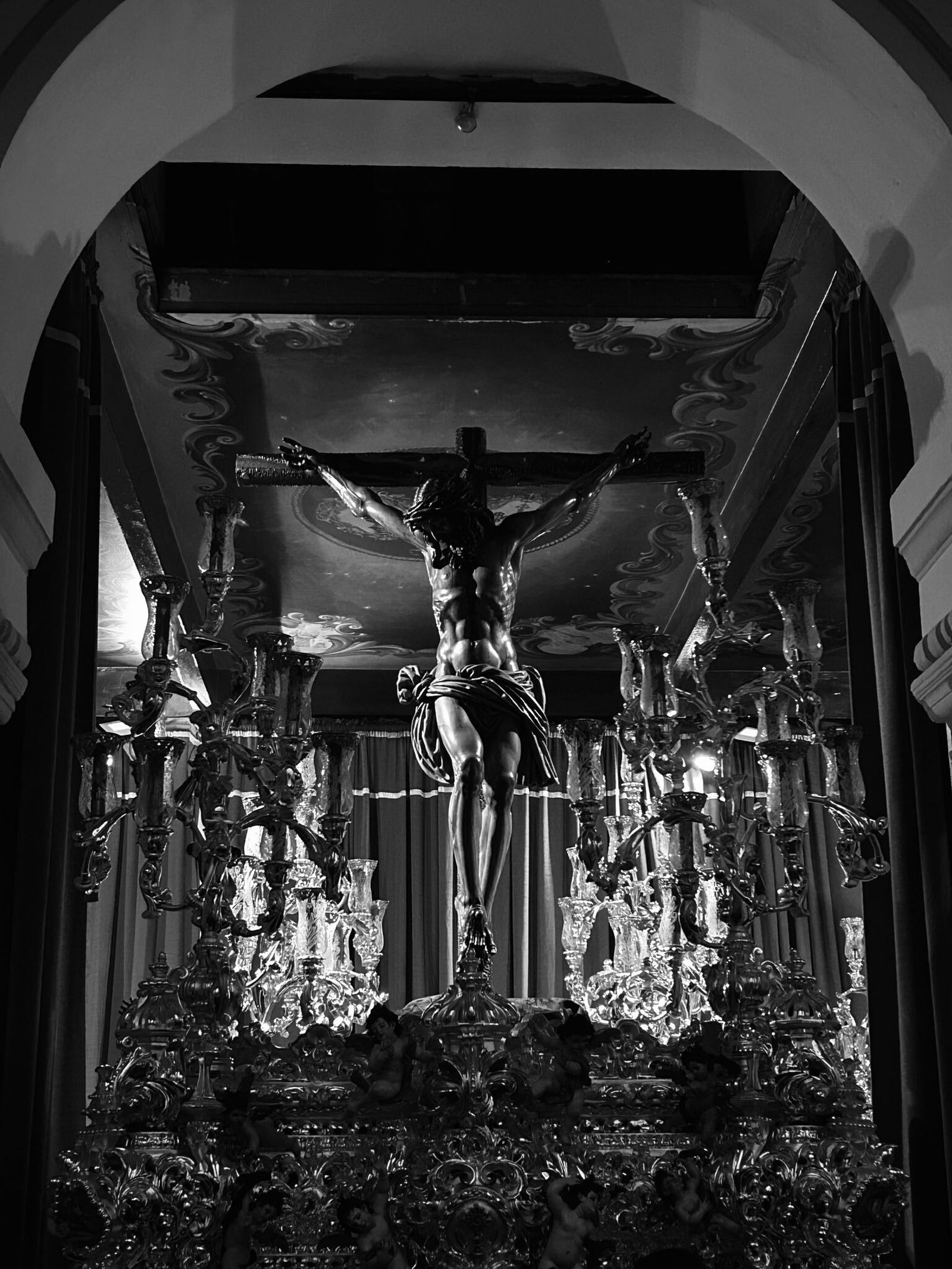 El Cristo de la Sangre ya sobre su paso