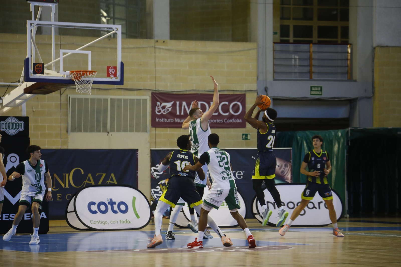 Las mejores fotos del ambiente en Vista Alegre para el Coto Córdoba - UDEA Algeciras