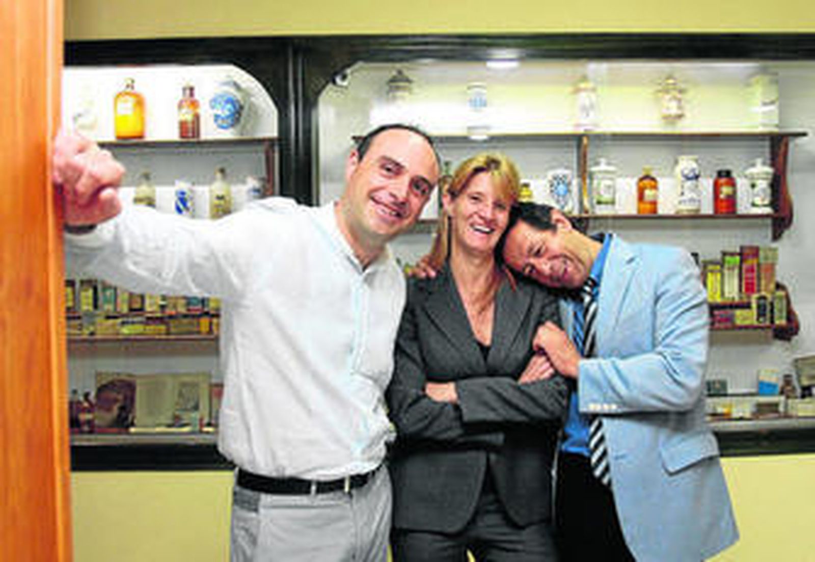 Gemma Vilahur, en el centro, presentó ayer la investigación en el Colegio de Farmacéuticos de Granada.