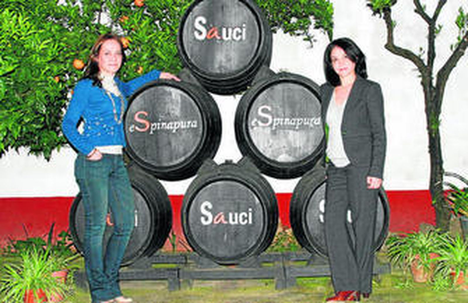 Las hermanas Begoña y Montserrat son quienes dirigen la bodega en la actualidad, tomando el testigo de su padre.