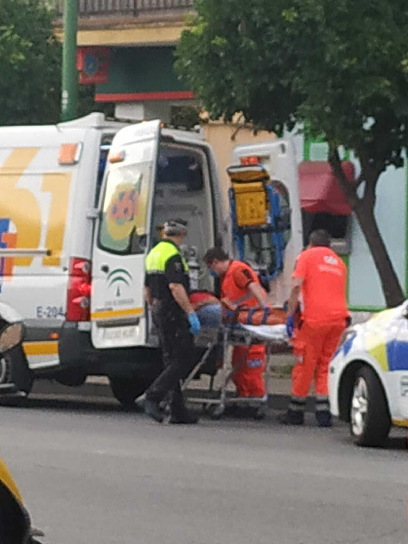 Los sanitarios se llevan al delincuente en ambulancia.