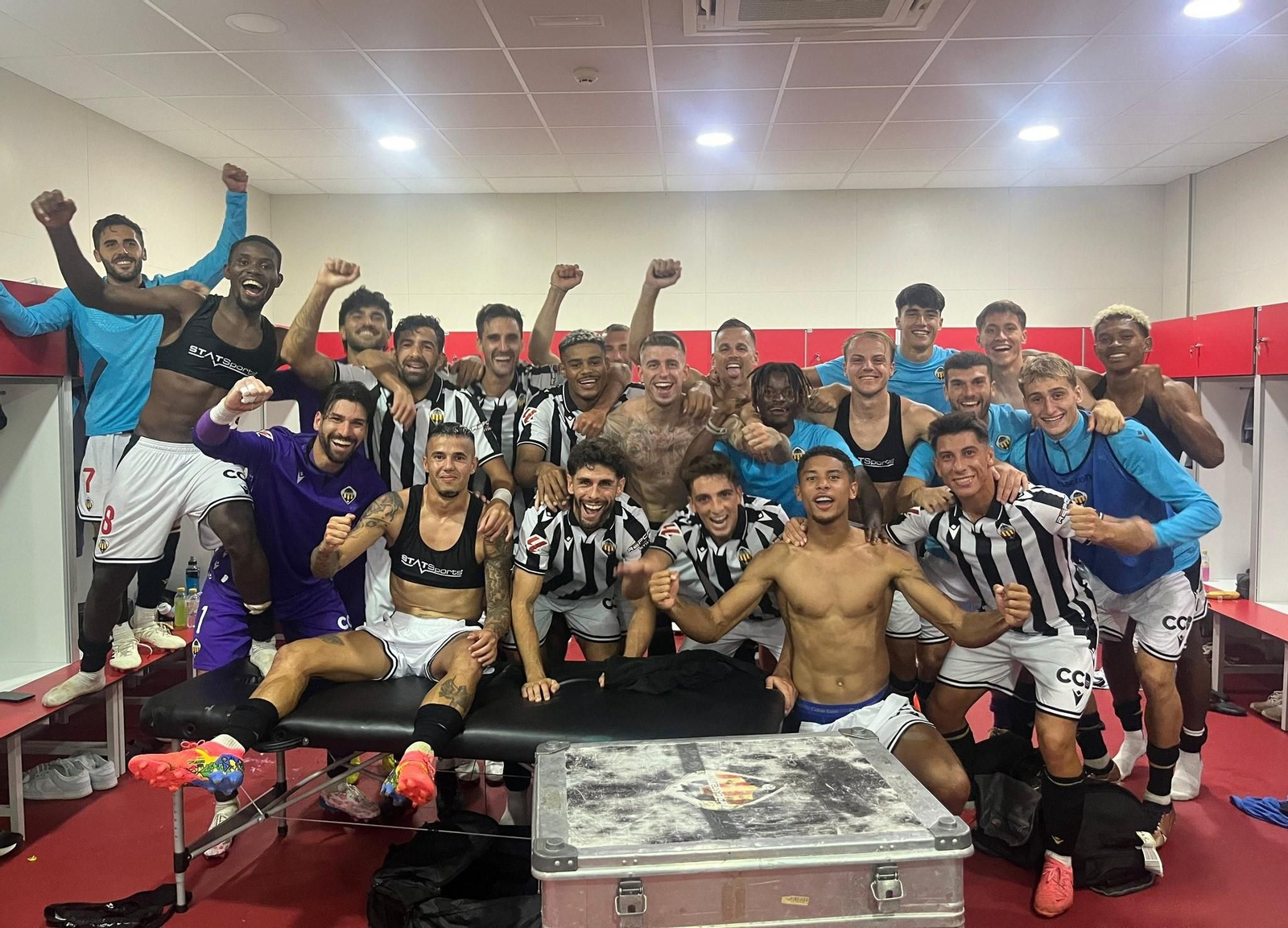 Los jugadores del Castellón celebran la victoria en Almería. Los jugadores del Castellón celebran la victoria en Almería.
