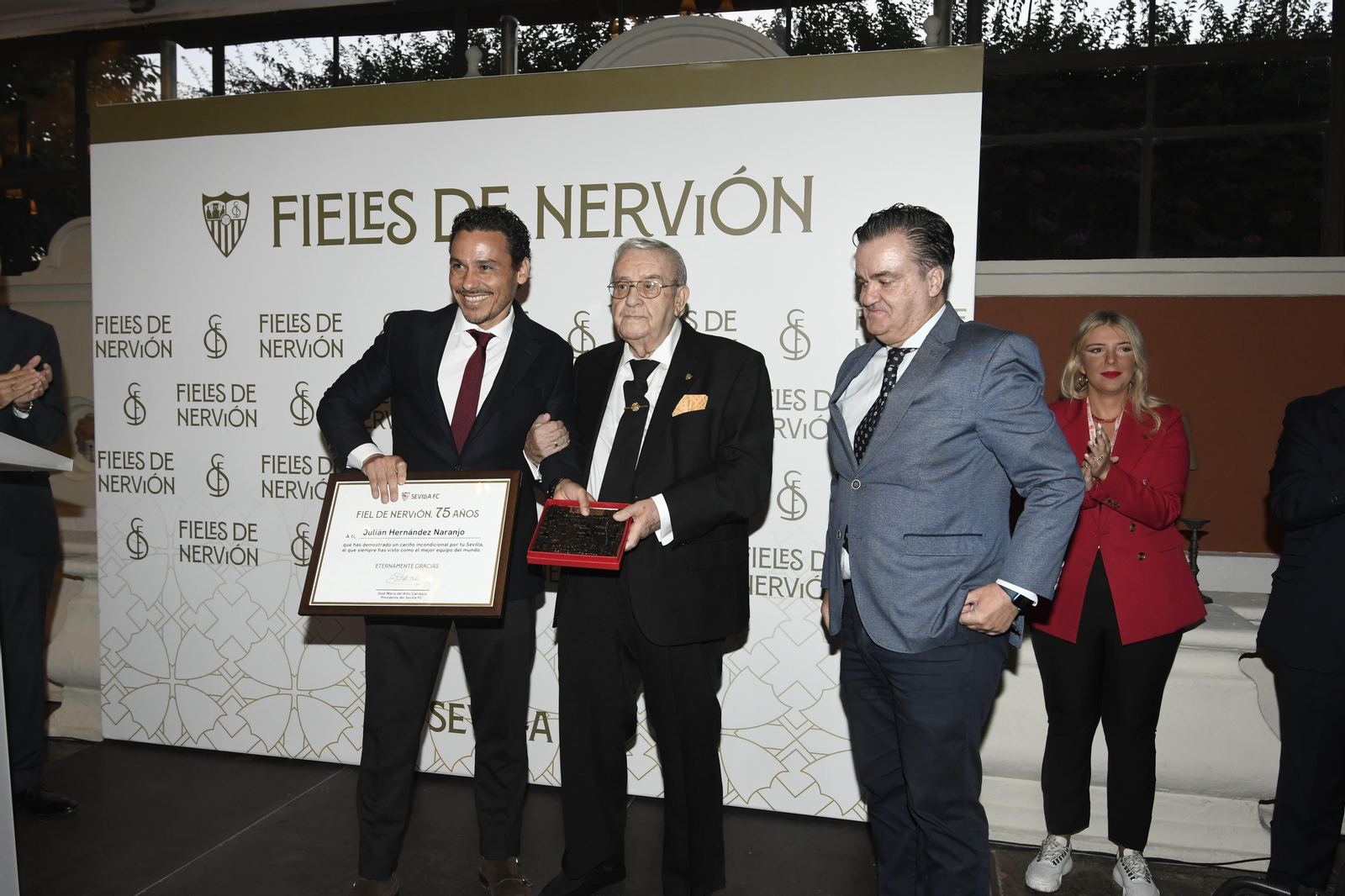Del Nido Carrasco entrega a Julián Hernández su placa por sus 75 años de socio.